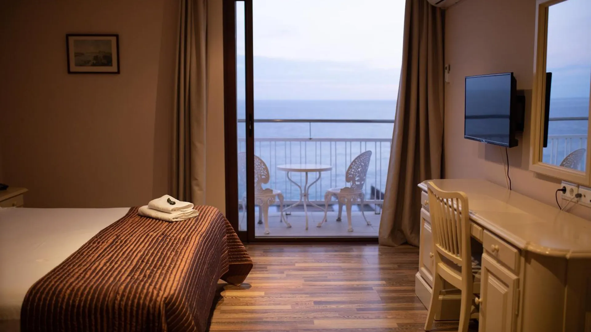 Hotel Roger De Flor By Seleqtta Lloret de Mar